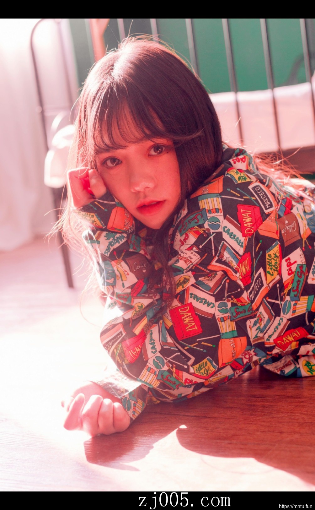 95后MM床照香肩大胆吊带裙私房照写真图片