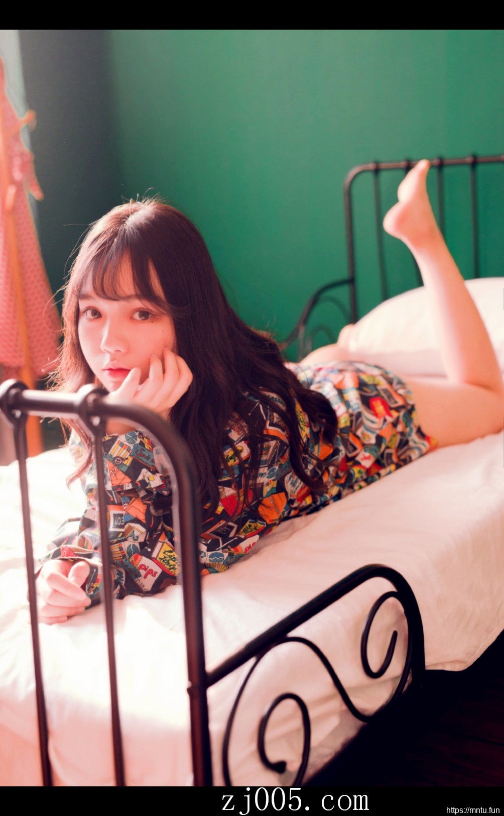 95后MM床照香肩大胆吊带裙私房照写真图片