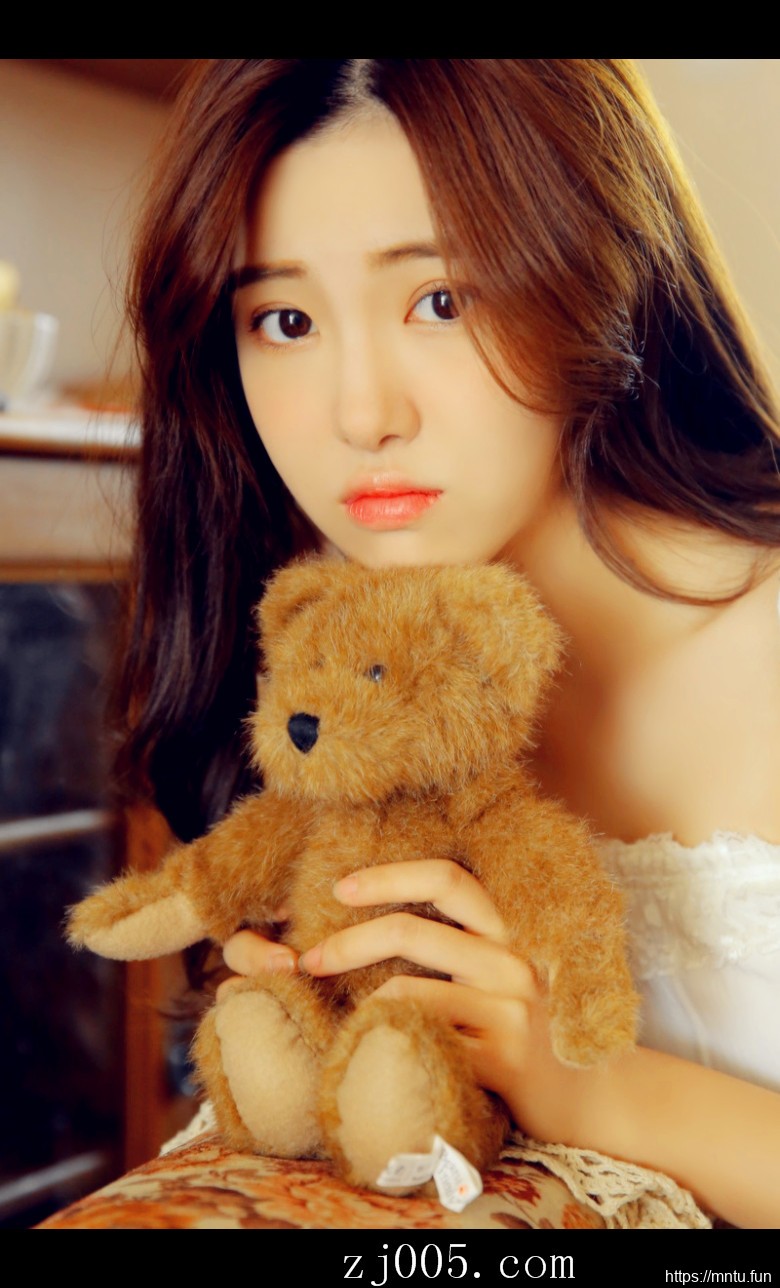 95后MM床照香肩大胆吊带裙私房照写真图片