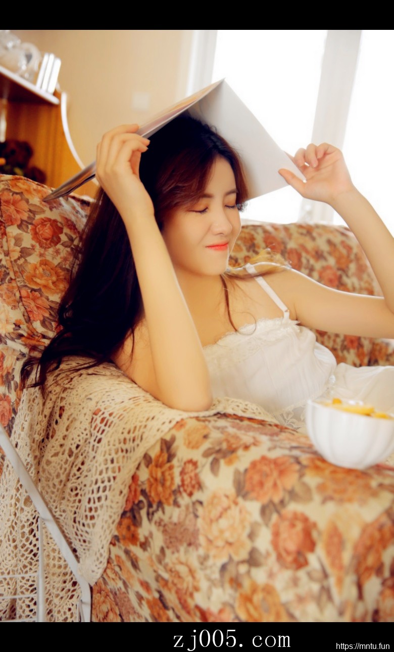 95后MM床照香肩大胆吊带裙私房照写真图片
