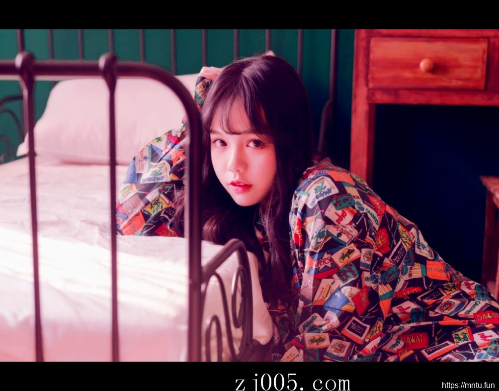 95后MM床照香肩大胆吊带裙私房照写真图片