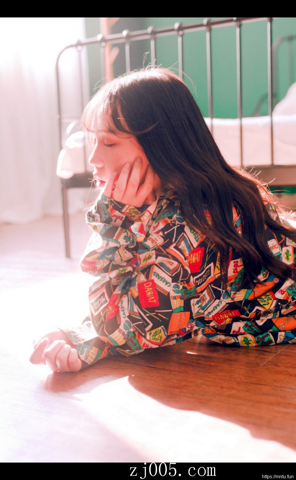 95后MM床照香肩大胆吊带裙私房照写真图片