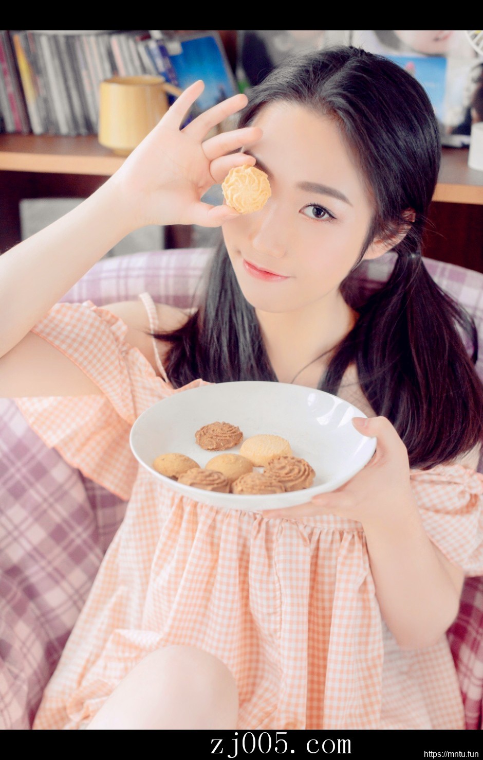 95后MM床照香肩大胆吊带裙私房照写真图片