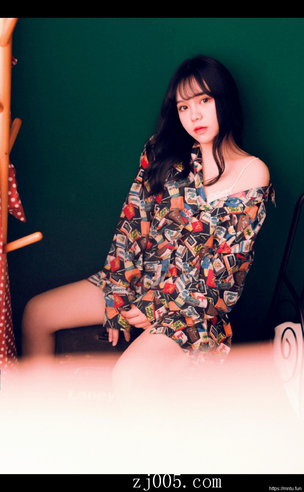 95后MM床照香肩大胆吊带裙私房照写真图片