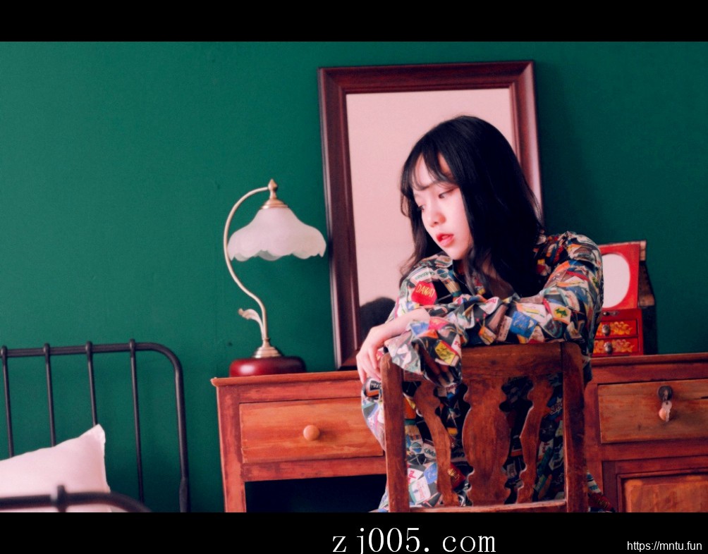 95后MM床照香肩大胆吊带裙私房照写真图片