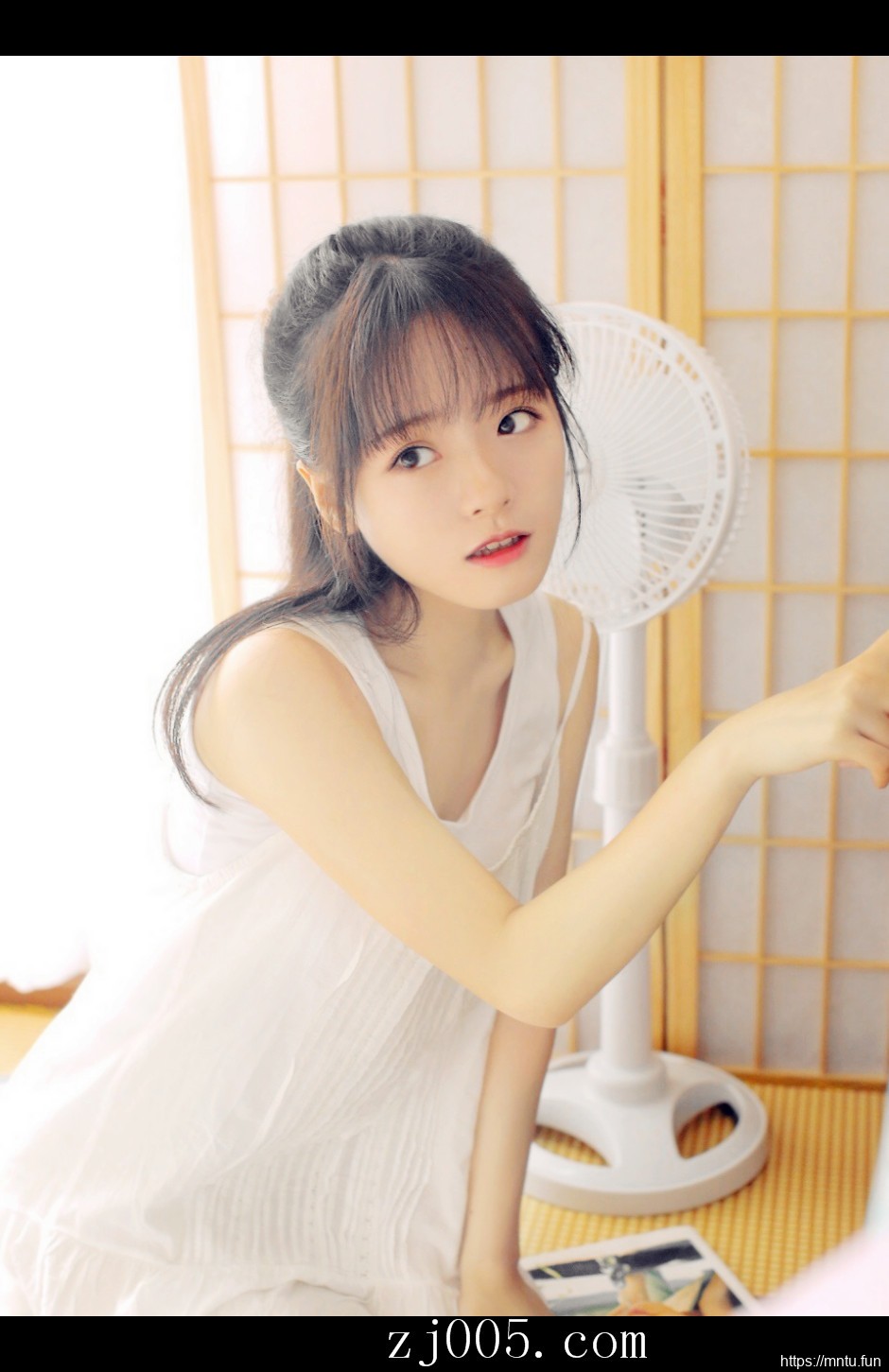 95后MM床照香肩大胆吊带裙私房照写真图片