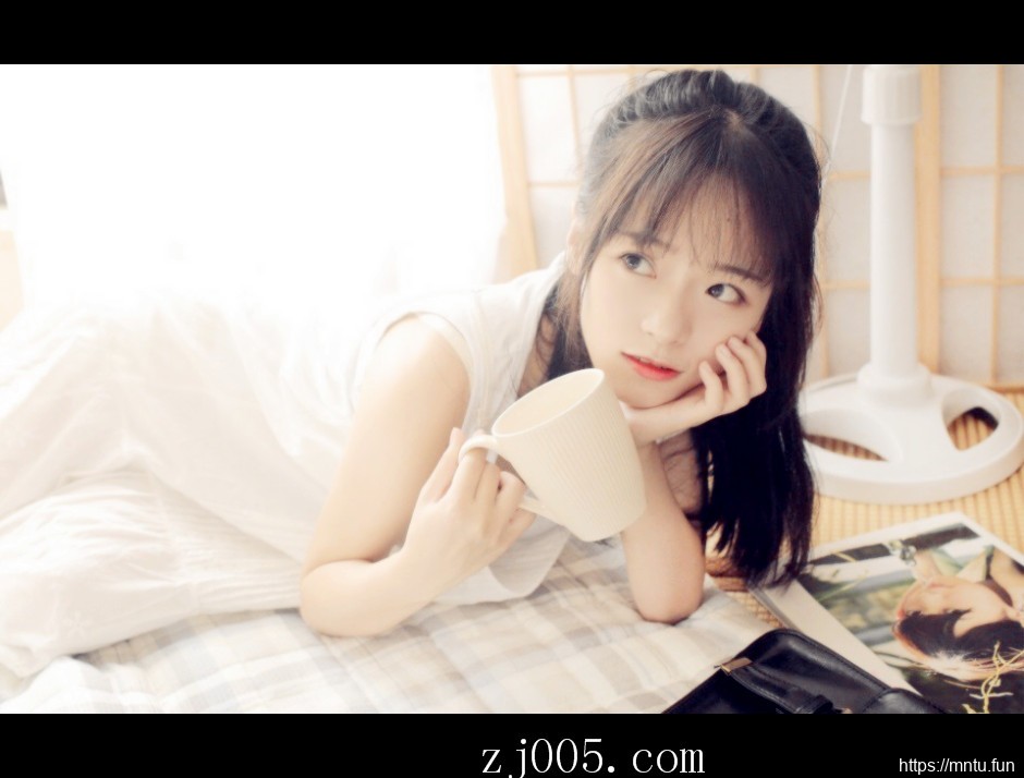 95后MM床照香肩大胆吊带裙私房照写真图片