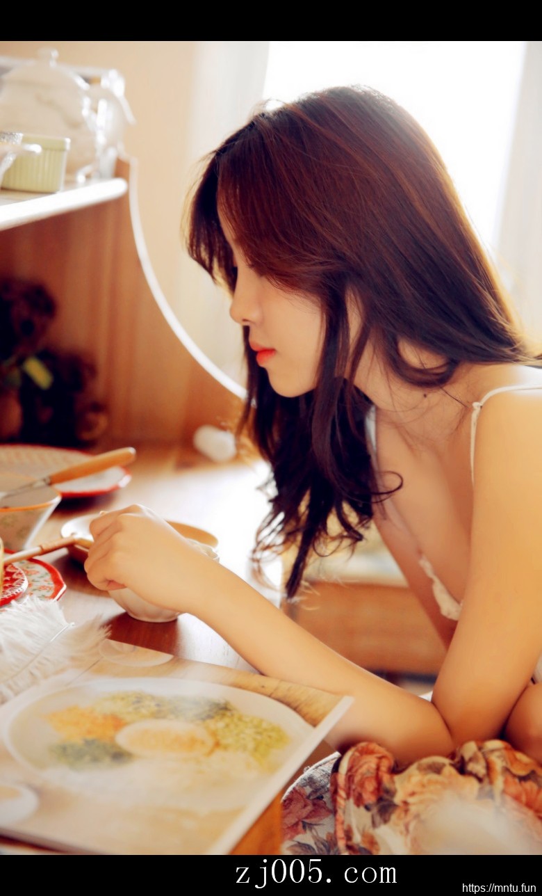 95后MM床照香肩大胆吊带裙私房照写真图片