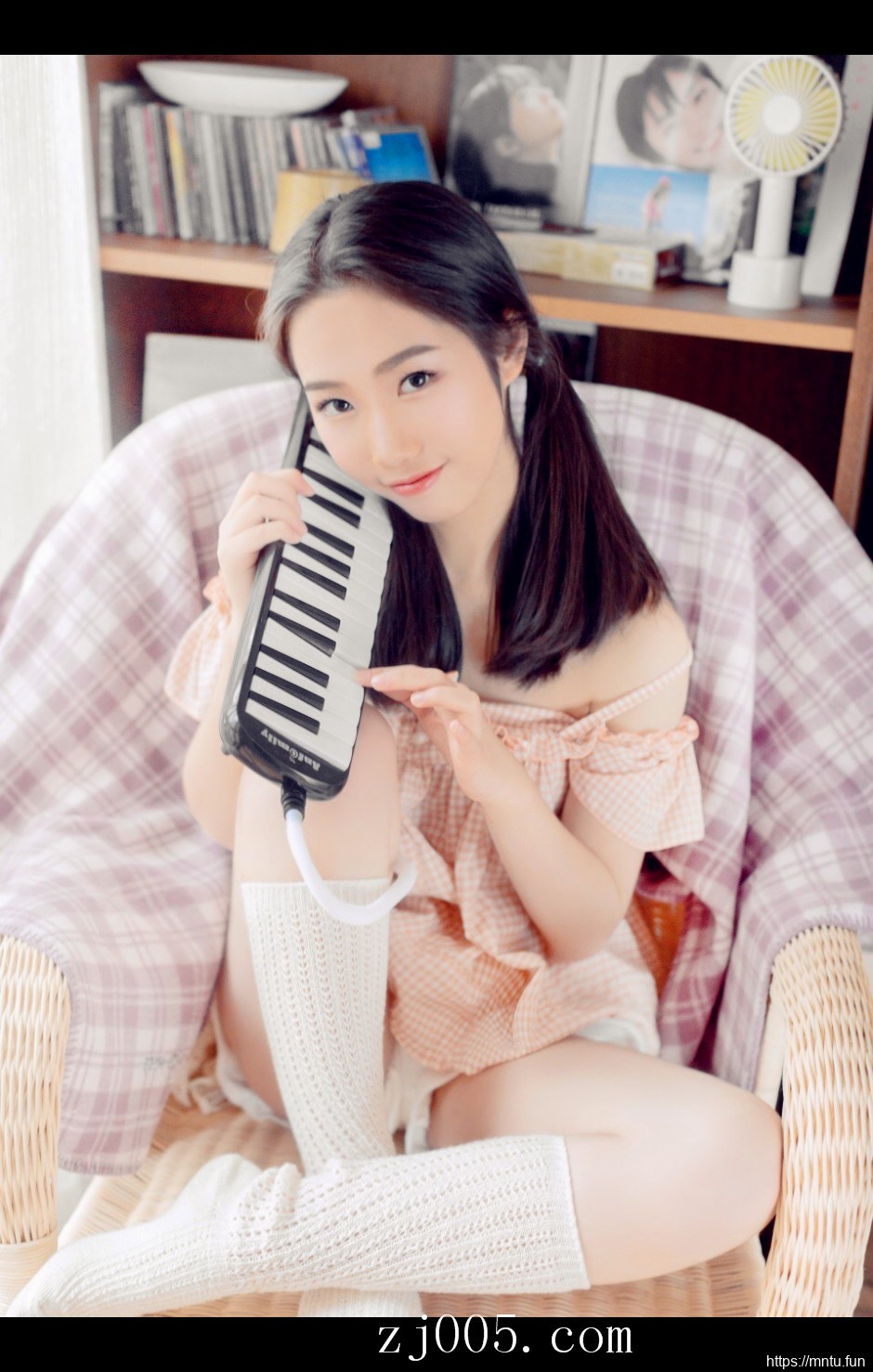 95后MM床照香肩大胆吊带裙私房照写真图片