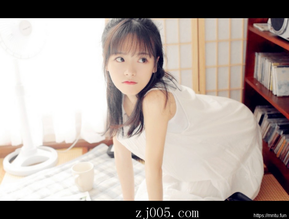 95后MM床照香肩大胆吊带裙私房照写真图片