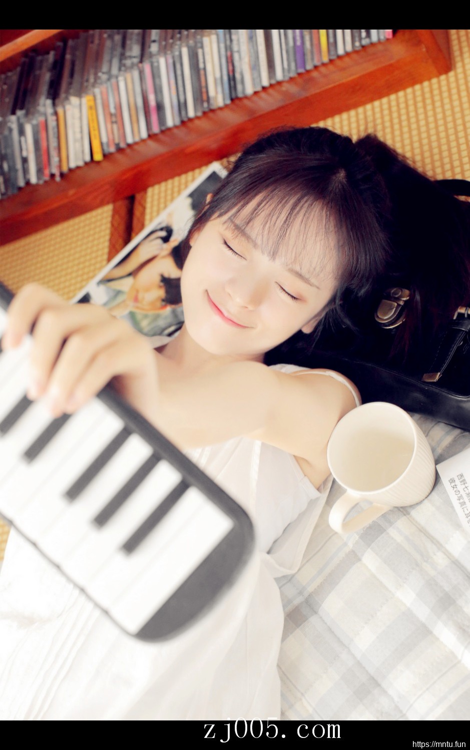 95后MM床照香肩大胆吊带裙私房照写真图片