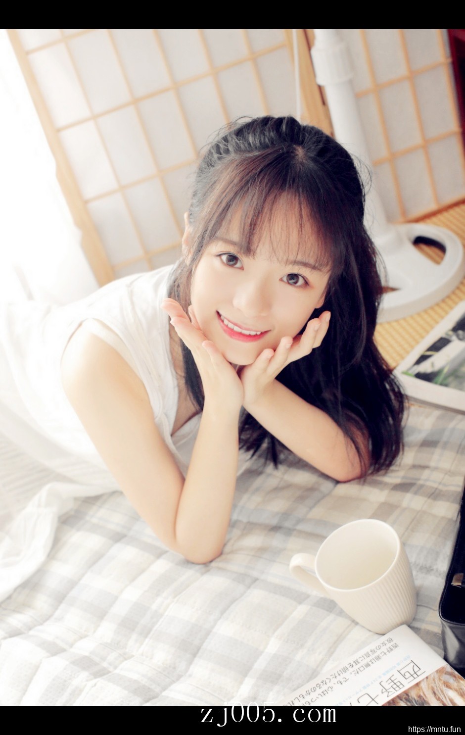 95后MM床照香肩大胆吊带裙私房照写真图片