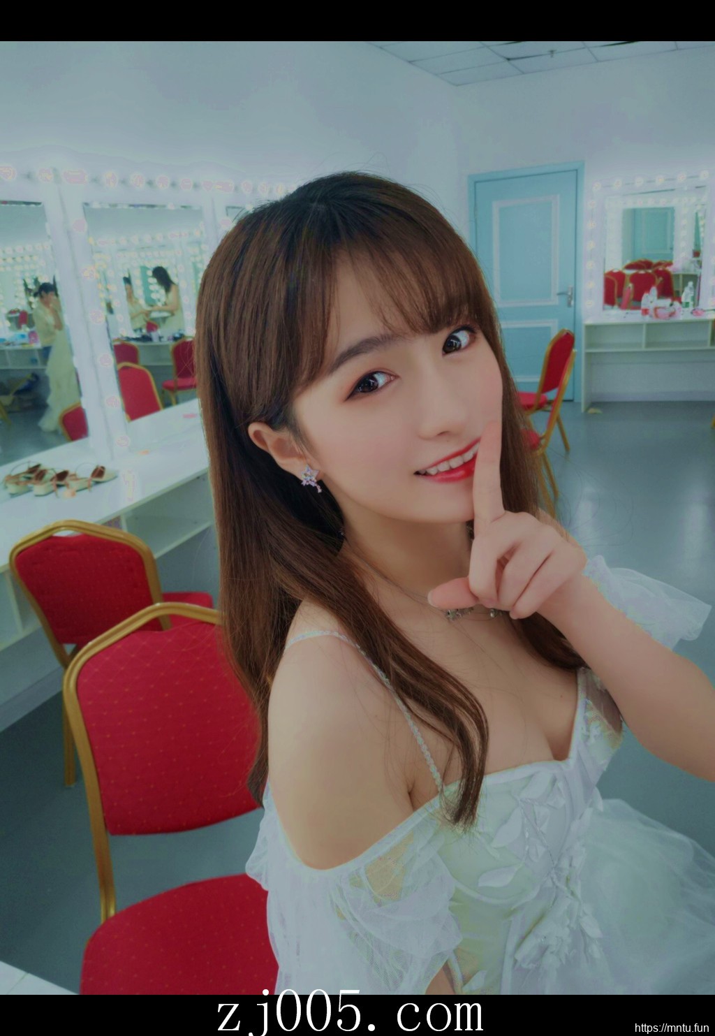 清纯羞涩美女MM十七岁的雨季妹子图