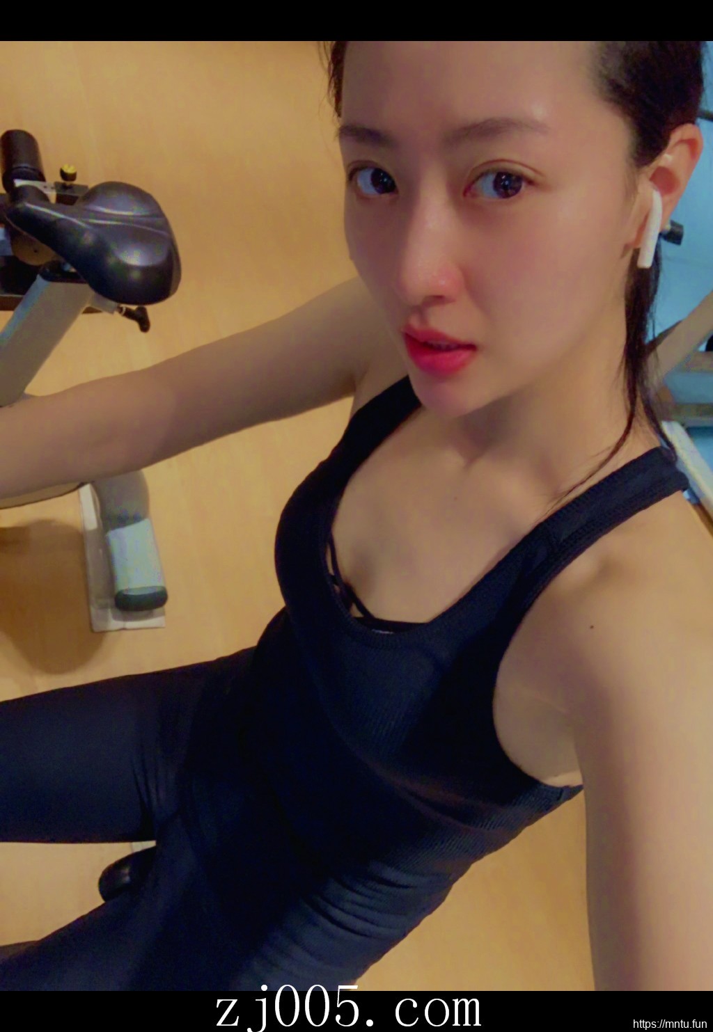 清纯羞涩美女MM十七岁的雨季妹子图