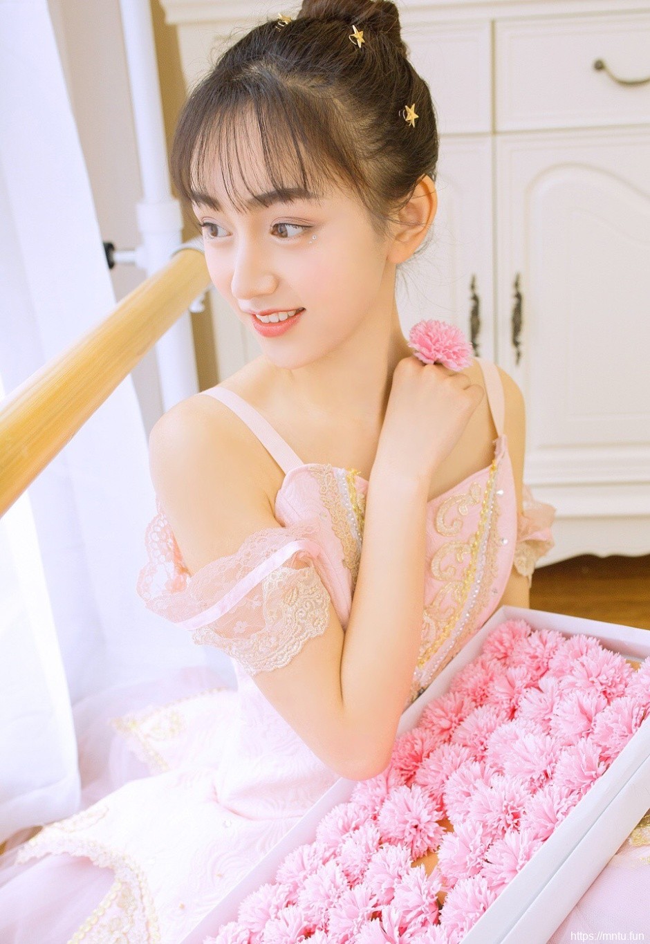 清纯美女甜蜜可爱美女私房美腿写真照