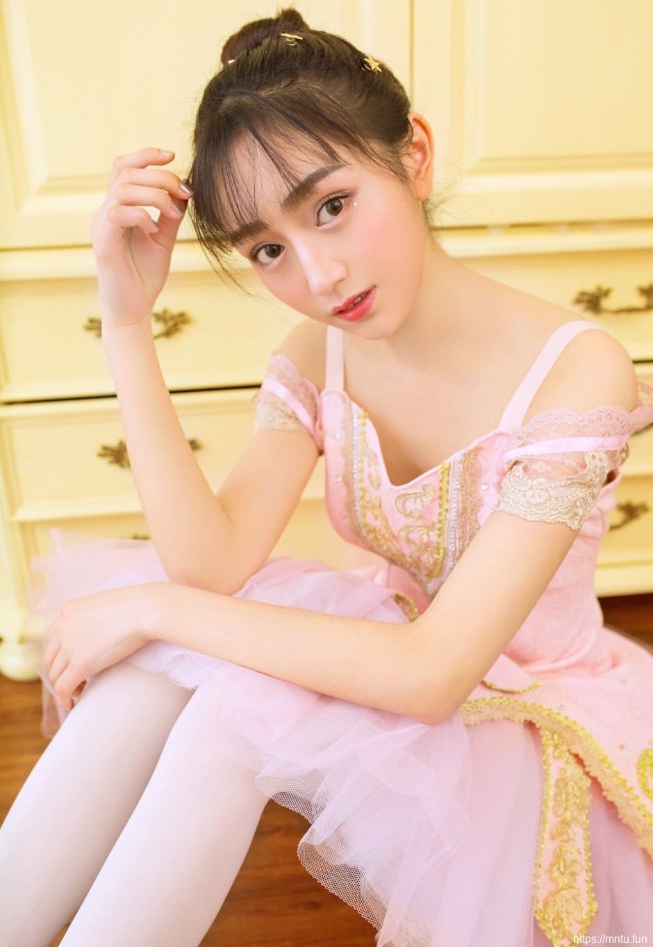 清纯美女甜蜜可爱美女私房美腿写真照