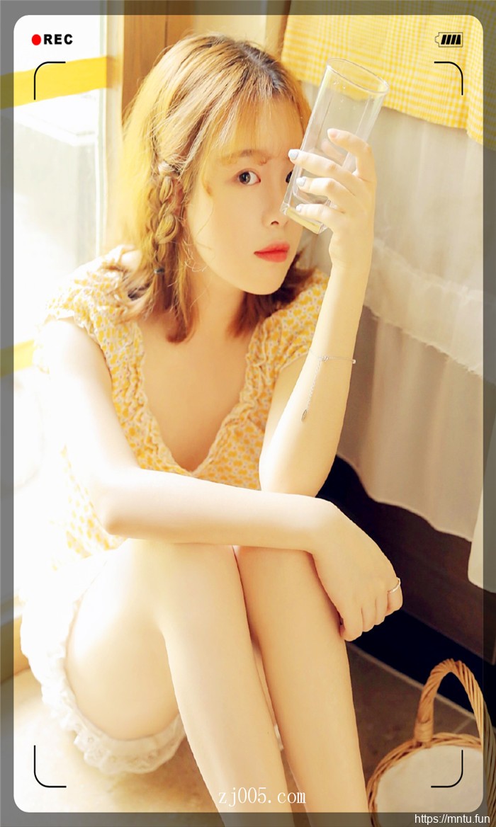 白皙美腿美女私房高清写真图片