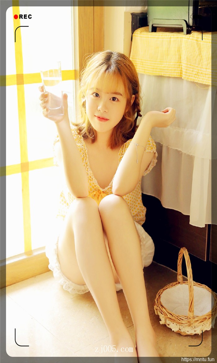 白皙美腿美女私房高清写真图片