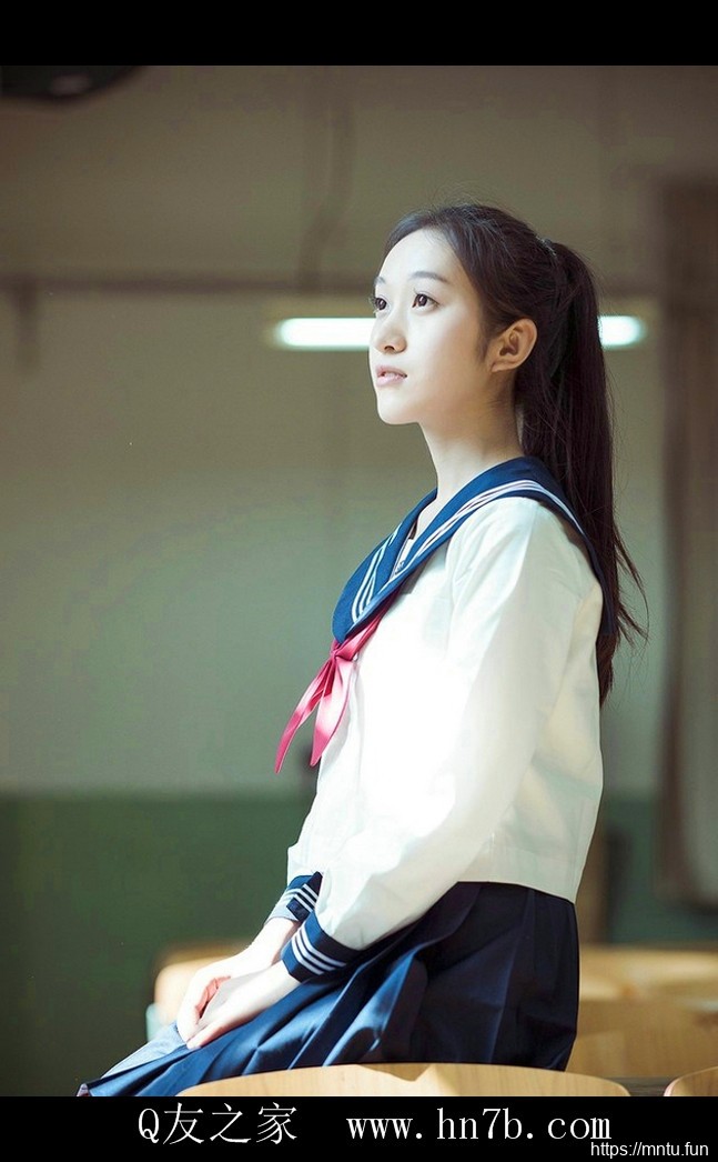 自然美的学生妹校园制服唯美写真摄影