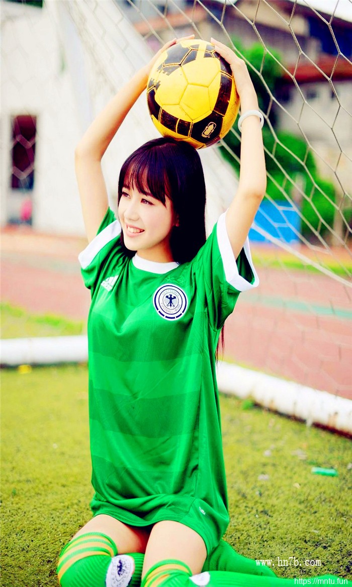 人体摄影校园清纯学生妹球场写真图片