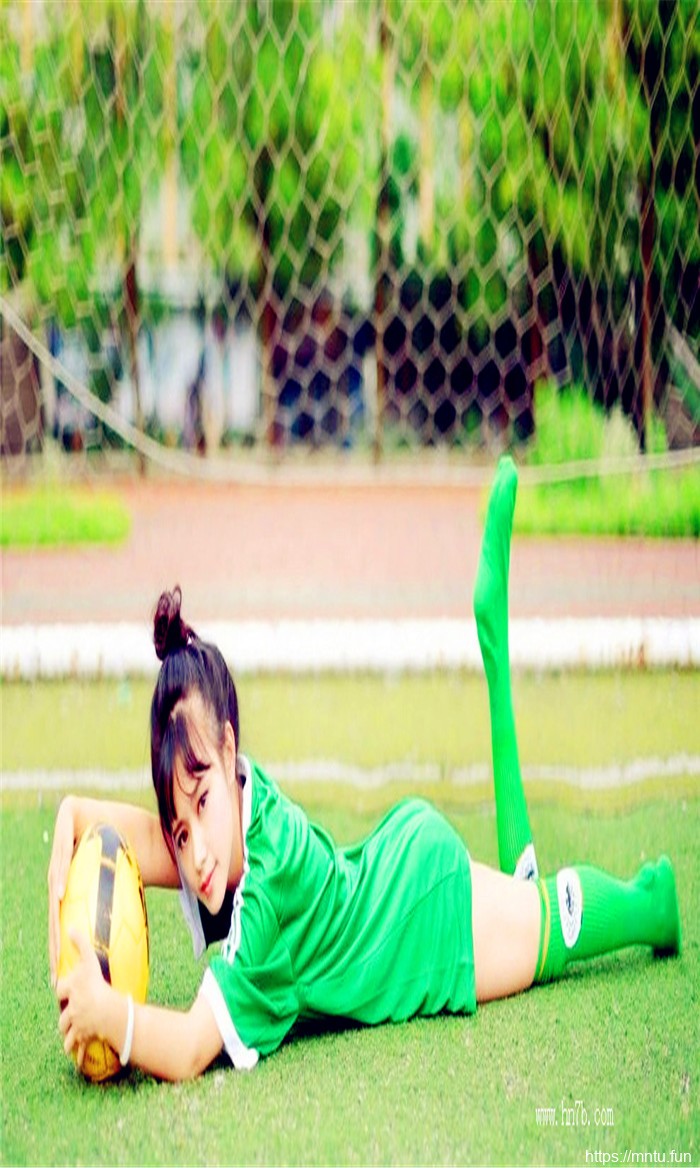 人体摄影校园清纯学生妹球场写真图片