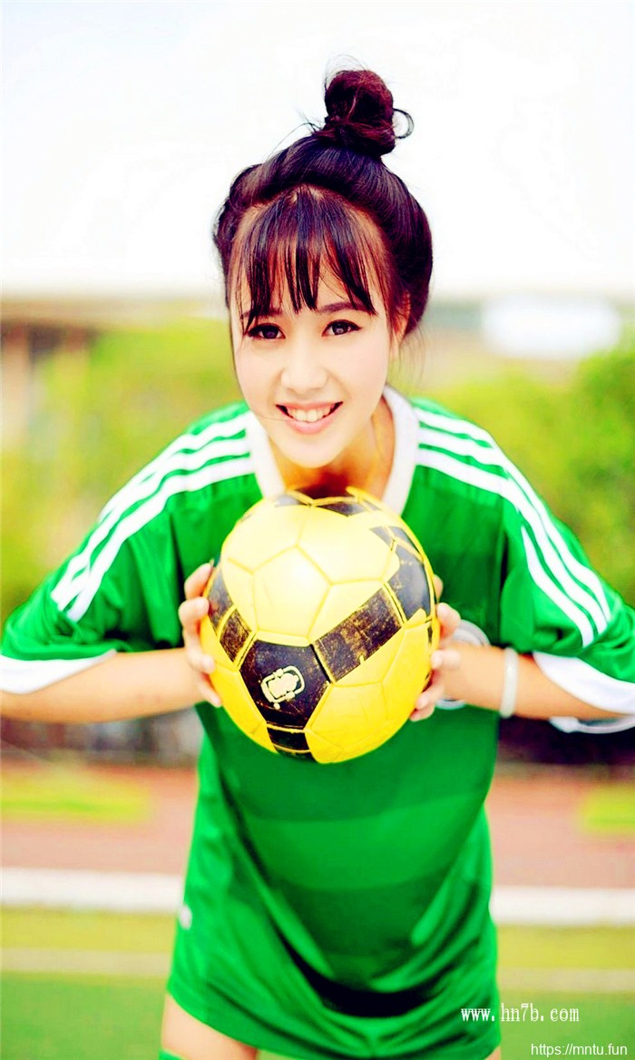 人体摄影校园清纯学生妹球场写真图片