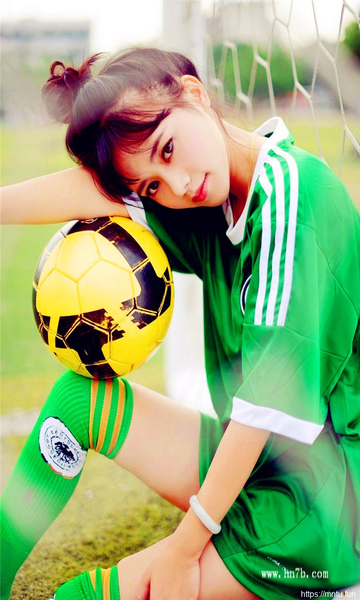 人体摄影校园清纯学生妹球场写真图片