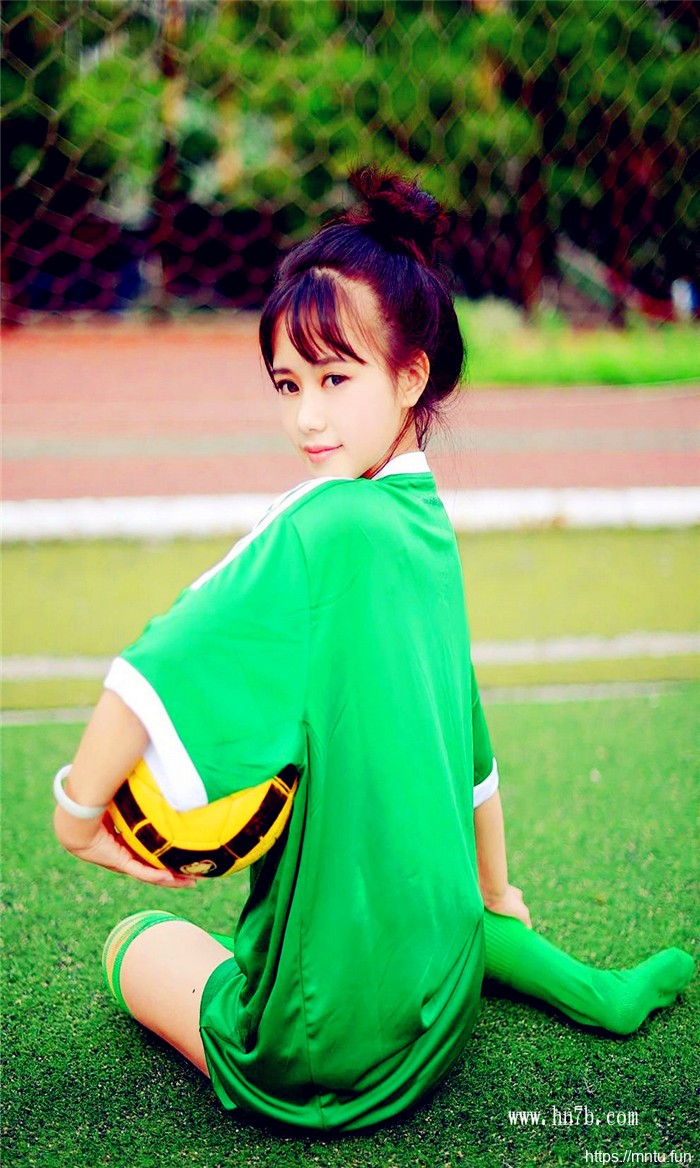 人体摄影校园清纯学生妹球场写真图片
