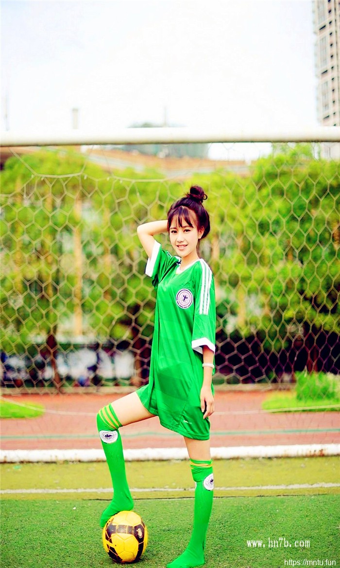 人体摄影校园清纯学生妹球场写真图片