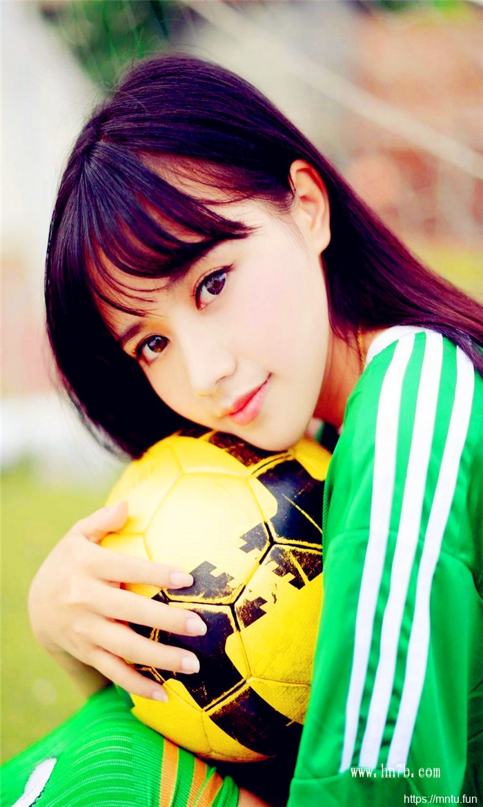 人体摄影校园清纯学生妹球场写真图片