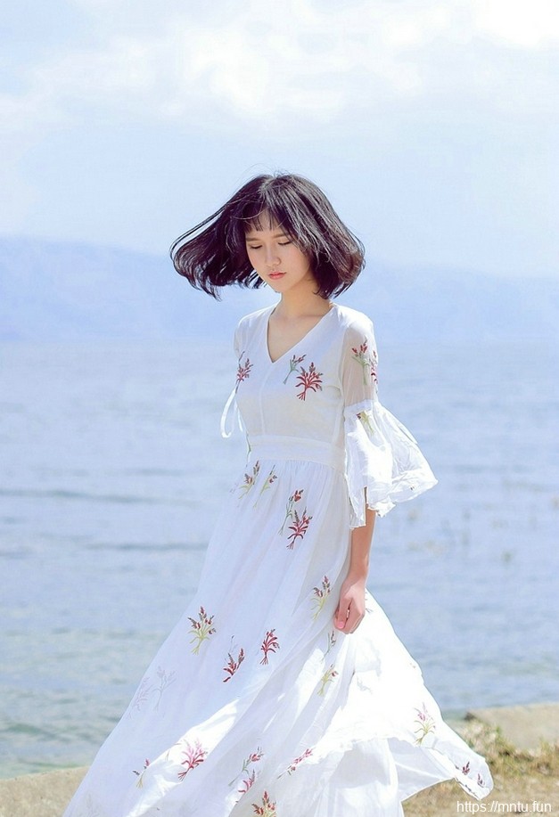 刘海发型美女图片学生妹迷人短裙教室摄影写真