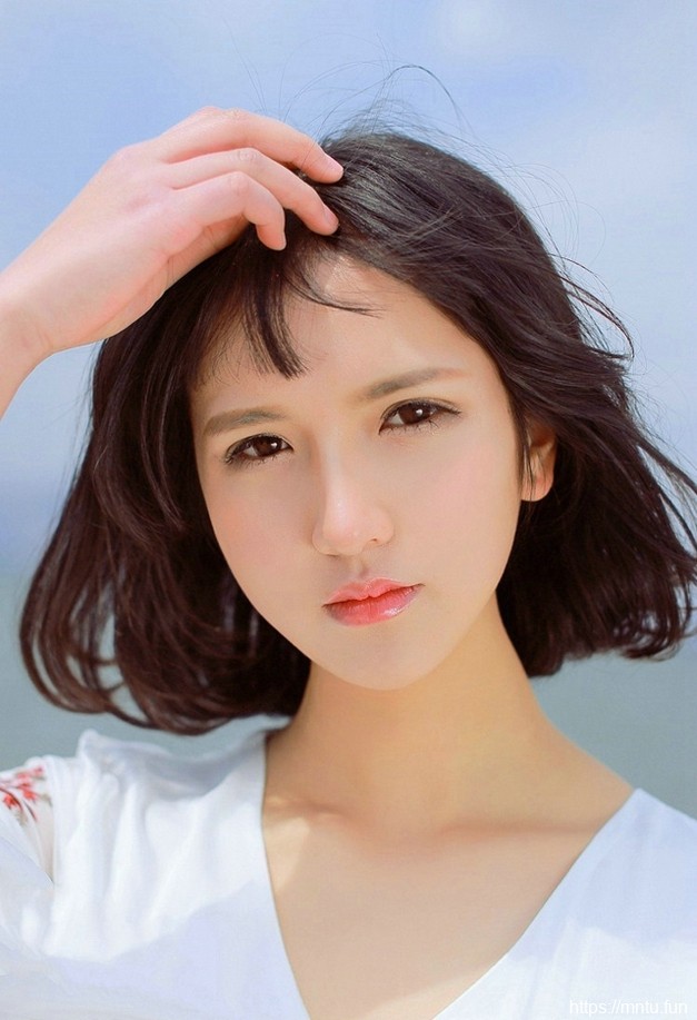 刘海发型美女图片学生妹迷人短裙教室摄影写真