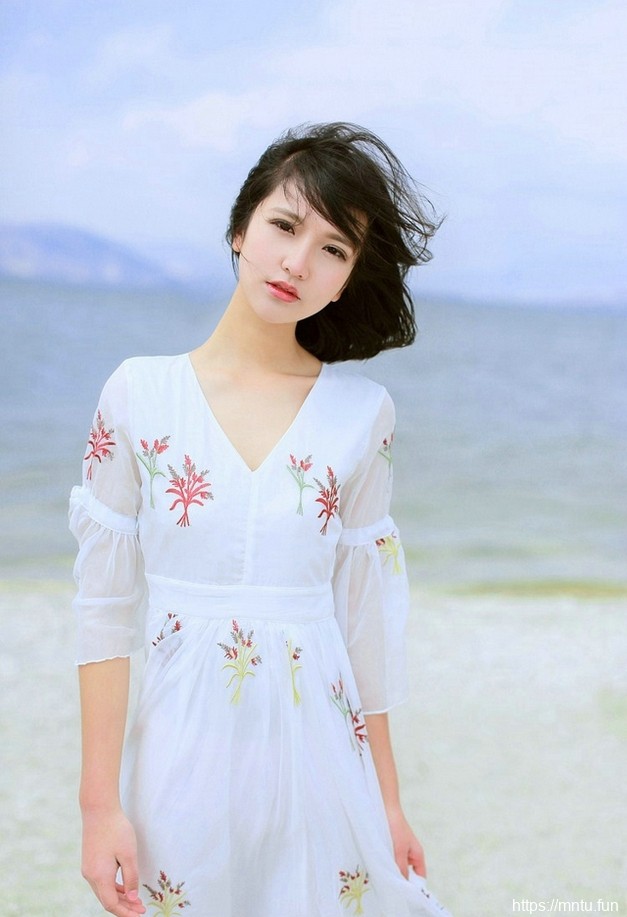 刘海发型美女图片学生妹迷人短裙教室摄影写真