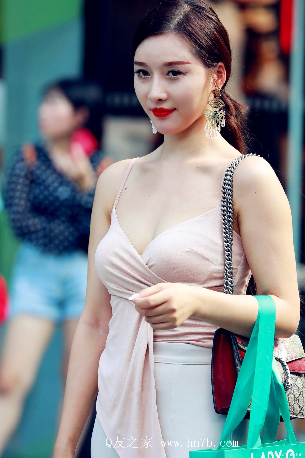 清纯妹子图时尚街拍美女114期  放纵的年代