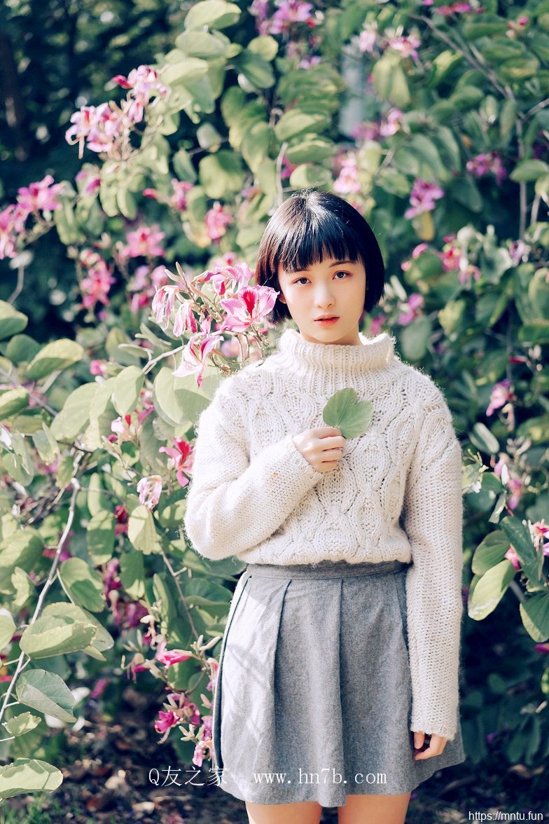 身着白毛衣清纯短发小美女摄影妹子图