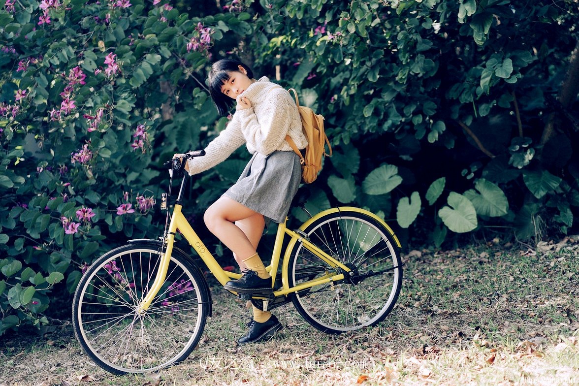 身着白毛衣清纯短发小美女摄影妹子图