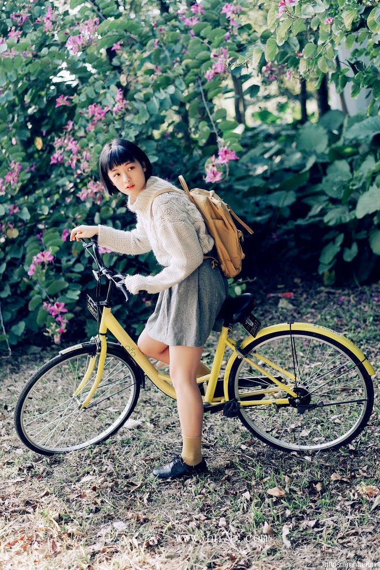 身着白毛衣清纯短发小美女摄影妹子图