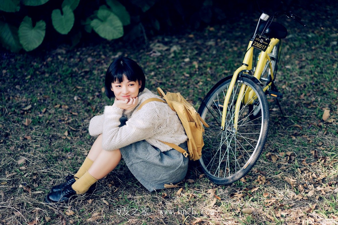 身着白毛衣清纯短发小美女摄影妹子图