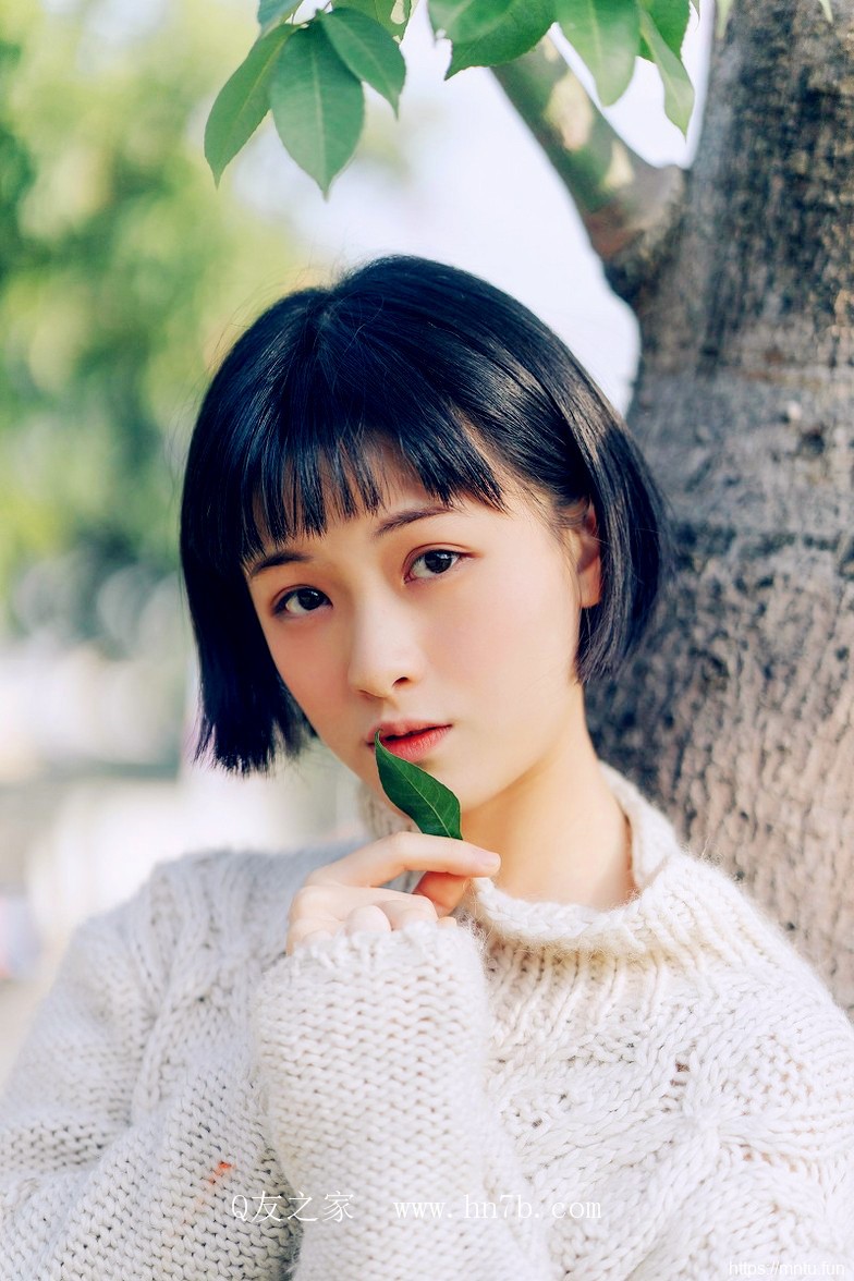 身着白毛衣清纯短发小美女摄影妹子图