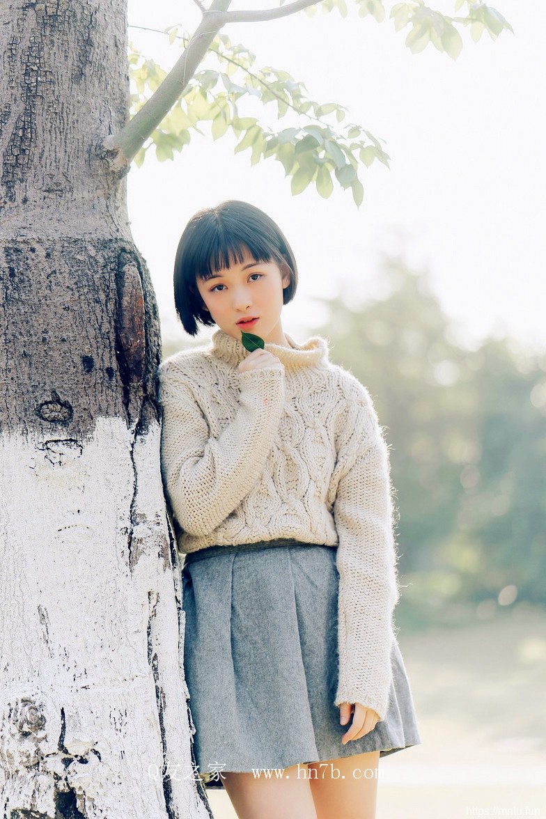 身着白毛衣清纯短发小美女摄影妹子图