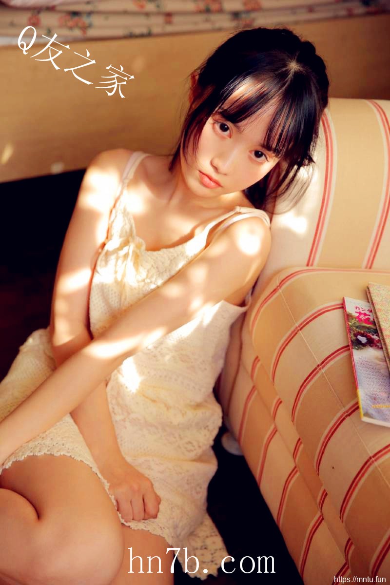 丰满清纯美女性感吊带长腿美女写真摄影欣赏