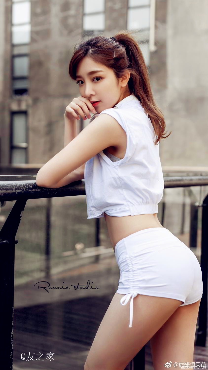 妹子天空街拍美女栏目为您提供街拍美女图片