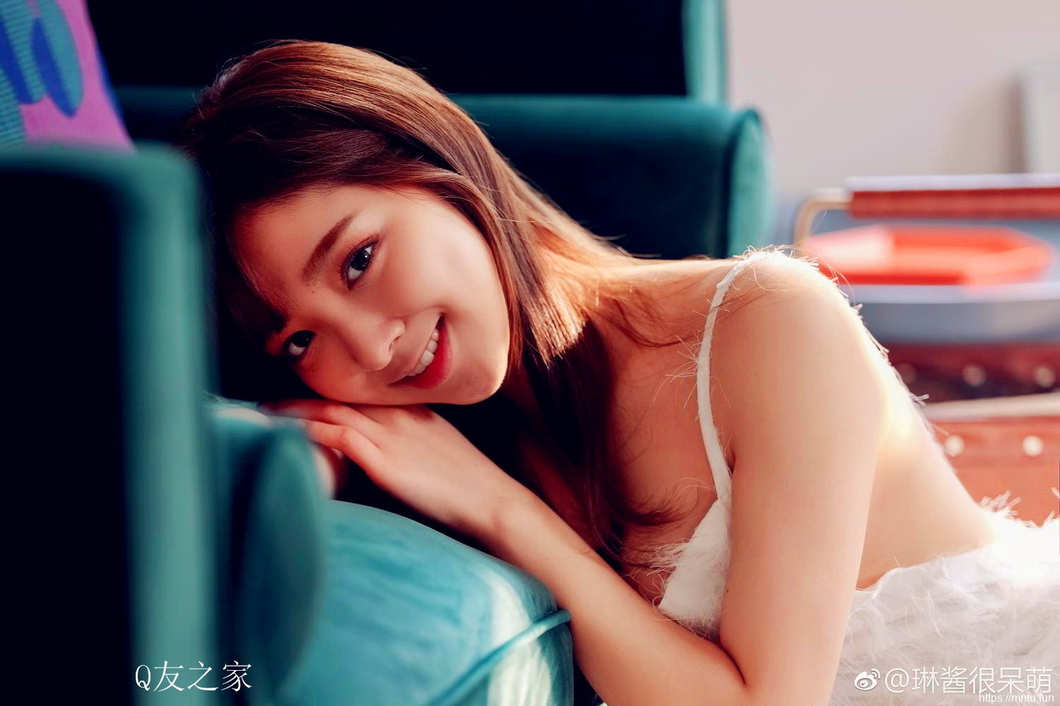 妹子天空街拍美女栏目为您提供街拍美女图片