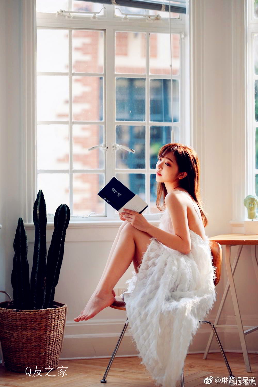 妹子天空街拍美女栏目为您提供街拍美女图片