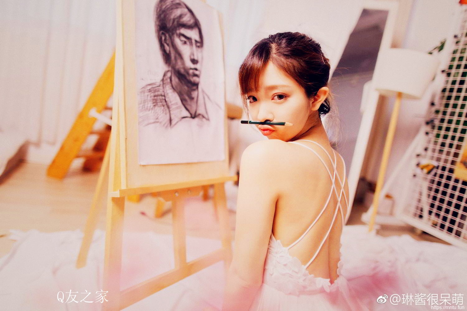 妹子天空街拍美女栏目为您提供街拍美女图片