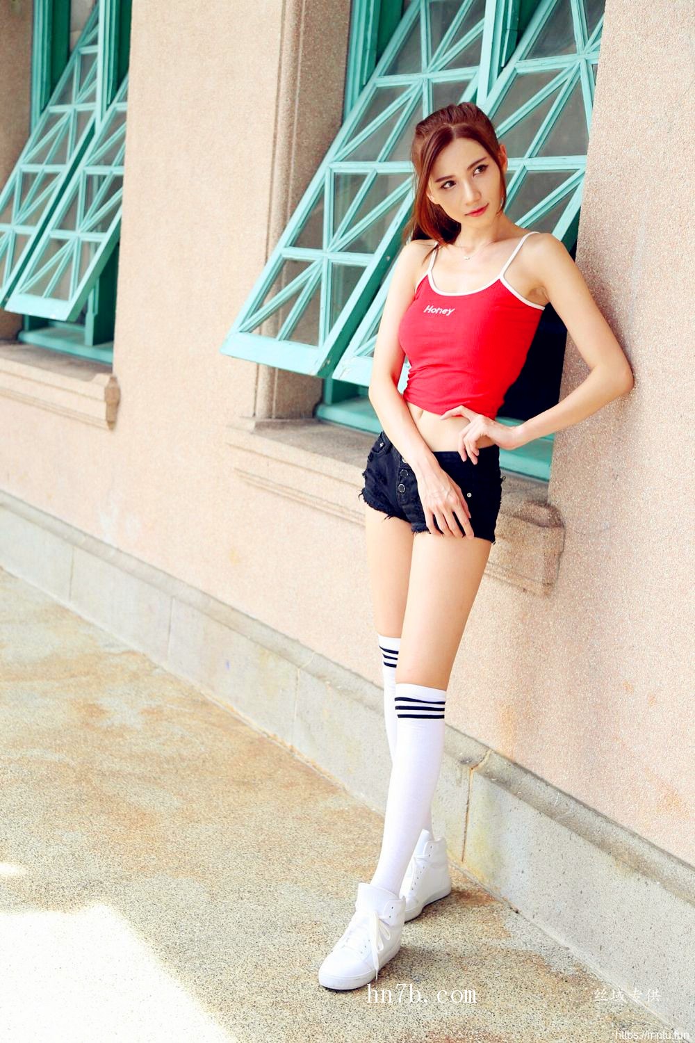 性感扭屁股美女蔡譯心透视内裤淫荡自摸乳房奶沟销魂图片