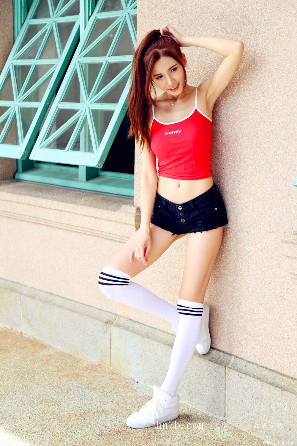 性感扭屁股美女蔡譯心透视内裤淫荡自摸乳房奶沟销魂图片