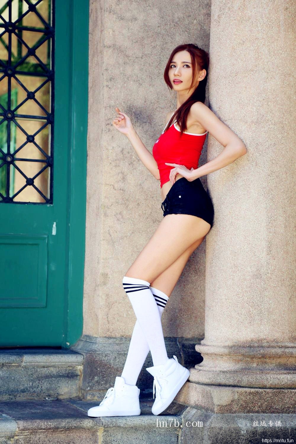 性感扭屁股美女蔡譯心透视内裤淫荡自摸乳房奶沟销魂图片