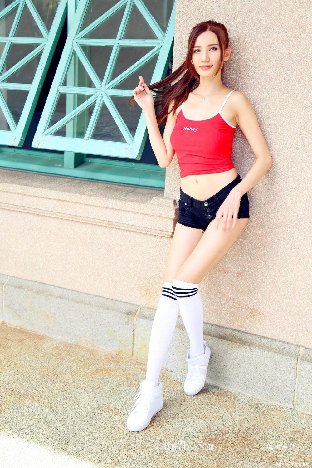 性感扭屁股美女蔡譯心透视内裤淫荡自摸乳房奶沟销魂图片