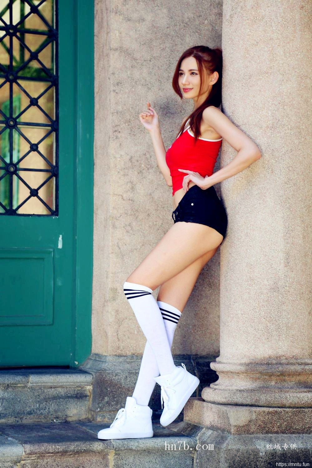 性感扭屁股美女蔡譯心透视内裤淫荡自摸乳房奶沟销魂图片